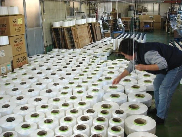 工場での糸の収束作業