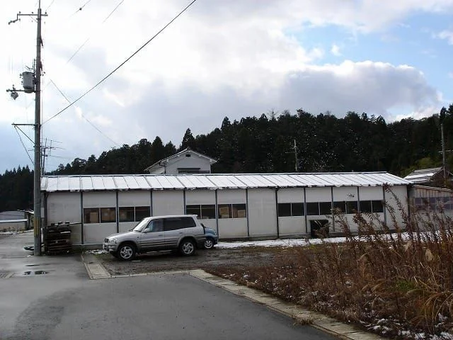 自然に囲まれた工場