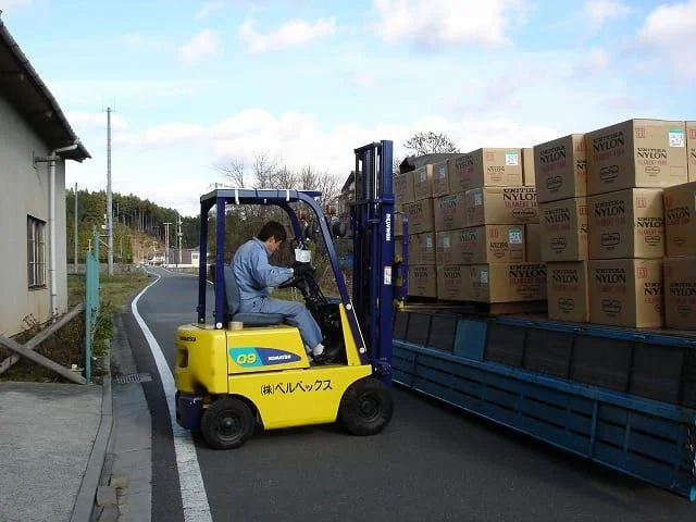 倉庫での製品出荷作業
